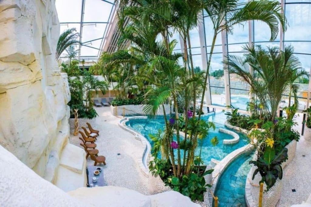 Coeur De Village Commerces Proximite Center Parcs Les-Trois-Moutiers 外观 照片